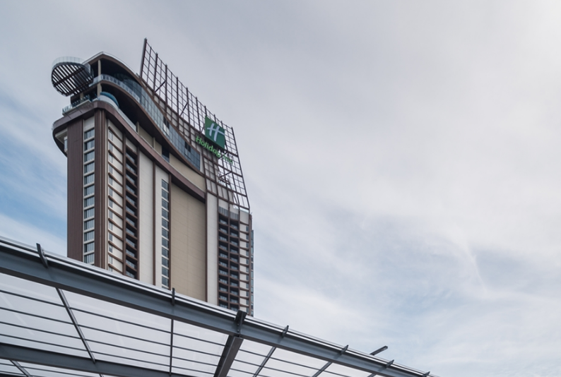 Holiday Inn Hua-Hin Carport “ชินโคไลท์” ครบเครื่องเรื่องหลังคา
